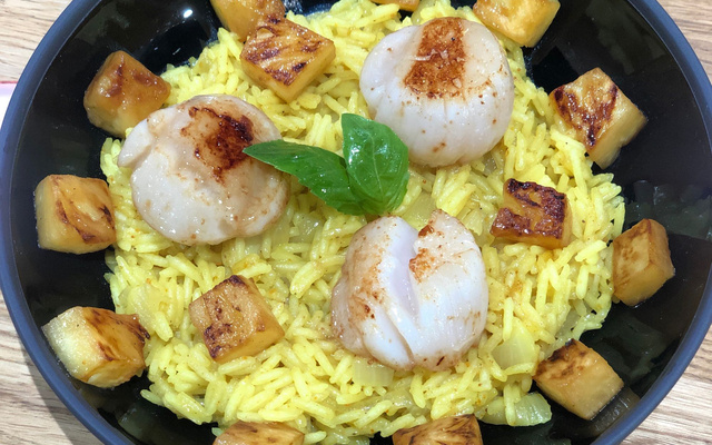 Saint-Jacques et riz sauté à l'ananas au curry et basilic