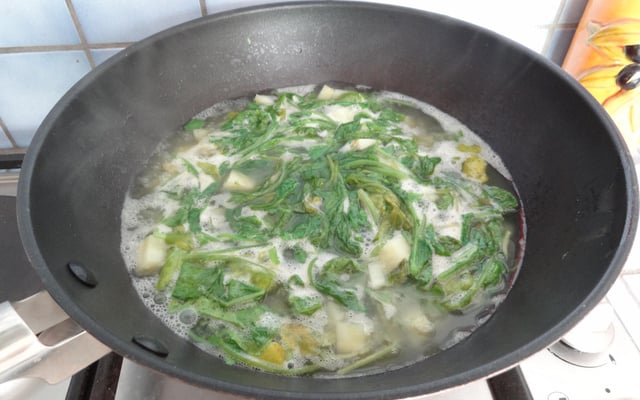 Velouté de pommes de terre aux fanes de radis