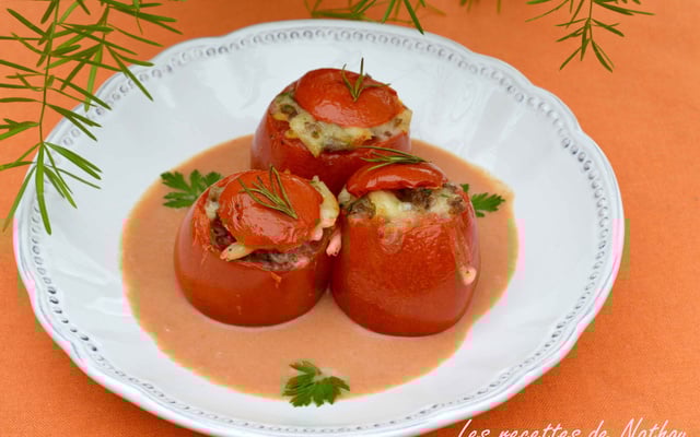 Tomates farcies aux risone et à la viande, sauce crémeuse tomate et balsamique