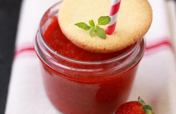 Soupe de fraises au basilic au basilic et son sablé aux amandes
