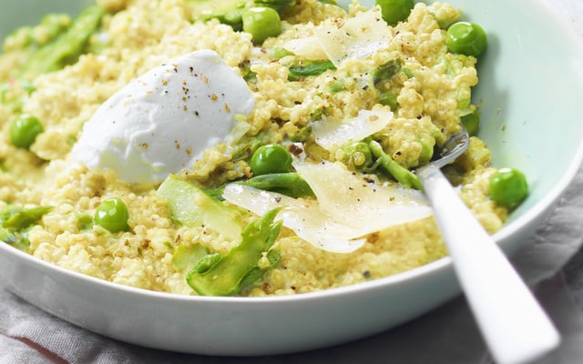Risotto de quinoa aux asperges, petits pois et Chavroux®