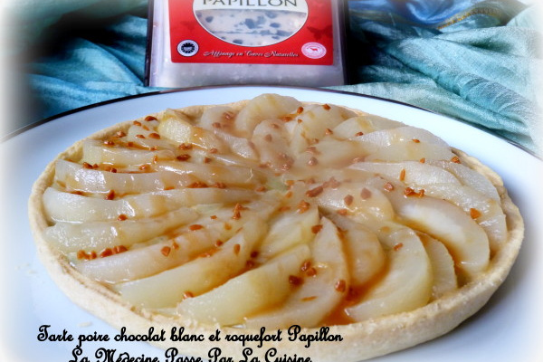 Tarte aux poires, ganache chocolat blanc et roquefort Papillon, caramel au beurre salé
