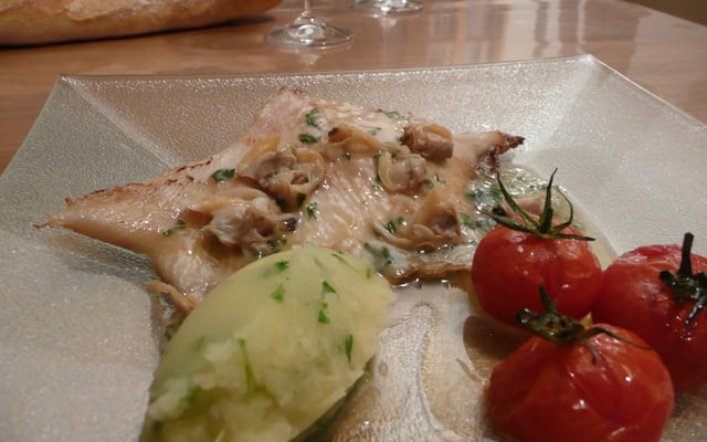 Aile de raie poêlée et son beurre infusé aux palourdes, purée de pomme de terre à l'huile d'olive et au cresson, petites tomates au four