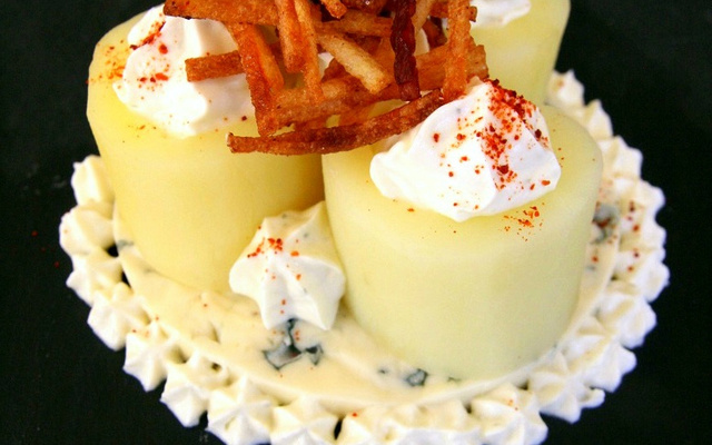 Pommes de terre tièdes et croustillantes, fourme d'Ambert et chantilly de fourme