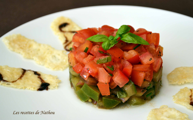 Tartare de tomates aux fines herbes, vinaigre de Xérès et huile d'olive au basilic