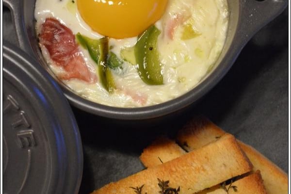 Œufs cocotte au poivron et au jambon et ses mouillettes parfumées au thym