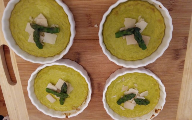 Petits flans aux asperges et parmesan