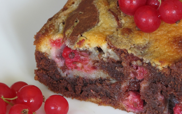 Brownie aux deux chocolats et aux groseilles