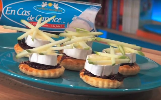 Tartelettes fines à la compotée d'oignons rouges, pommes & En Cas de Caprice