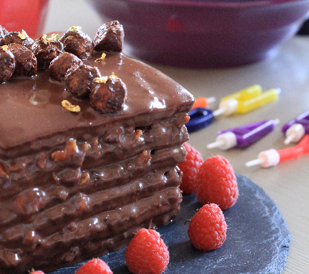 Cube d'anniversaire au chocolat et aux noisettes