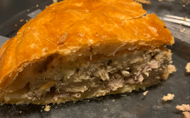 Tourte à la viande et au jambon cru
