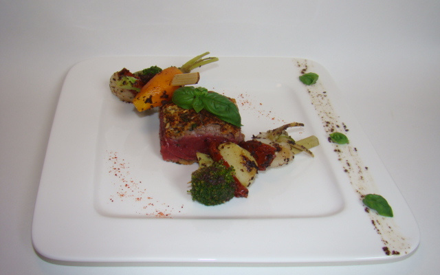 Pavé de rumsteack Angus en crôute de parmesan et basilic, brochettes de petits légumes à la tapenade