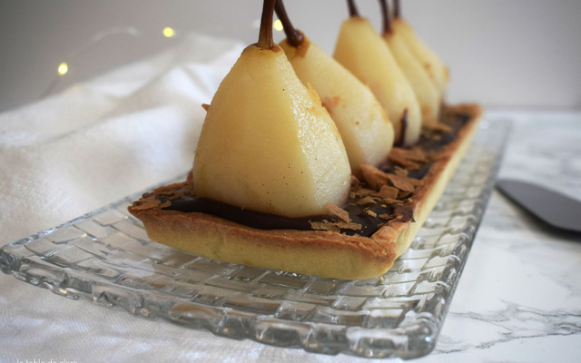 Tarte aux poires entières, chocolat et praliné