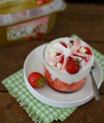 Tiramisu glacé aux fruits rouges & glace Carte d'Or® façon glacier fraise et morceaux de meringue