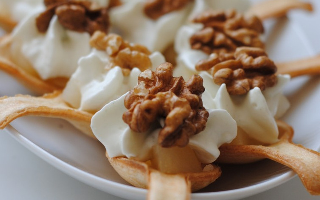 Cuillères croustillantes aux poires, mousseline de roquefort et noix