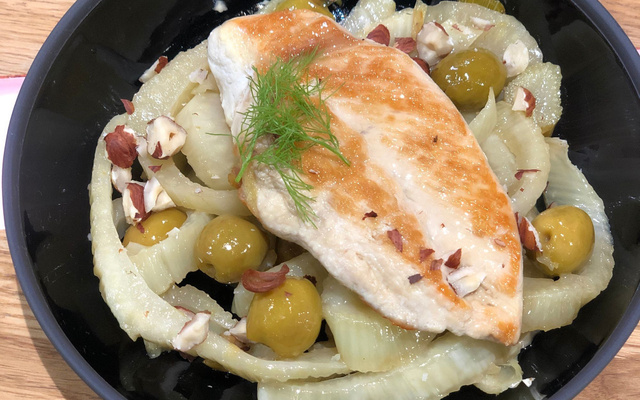 Fenouil braisé, pomme-noisettes et suprêmes de poulet dorés