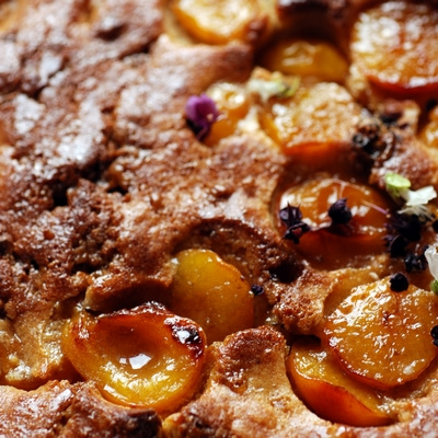 Moelleux aux mirabelles et fleurs de basilic