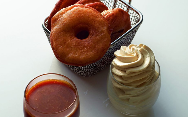 Beignets de pomme sauce cannelle caramélisée crème chantilly calvados