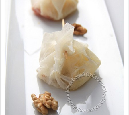 Croustillants de maroilles et noix à la gelée de groseille