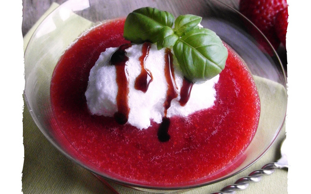 Île flottante sur coulis de fraise au basilic