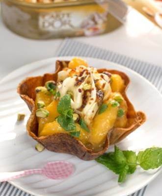 Corolles caramélisées aux pêches poêlées miel et vanille et crème glacée Carte d'Or® façon glacier saveur crème brûlée