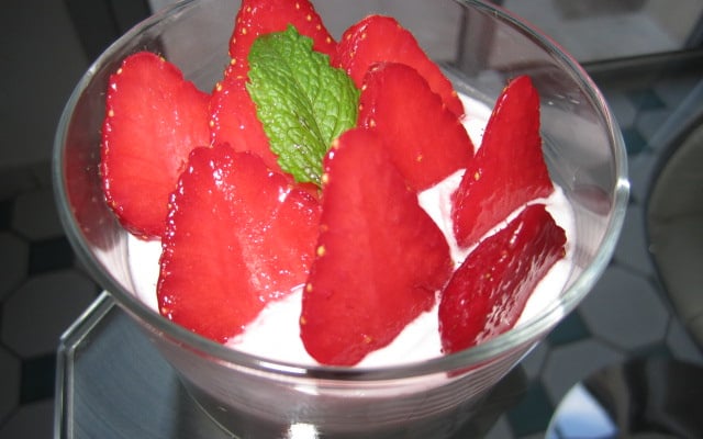 Pannacotta maison au chocolat blanc et fraises