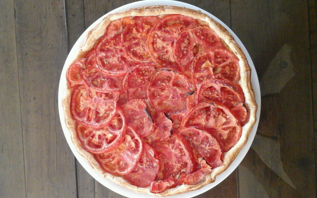 Tarte à la tomate, moutarde et herbes fraîches