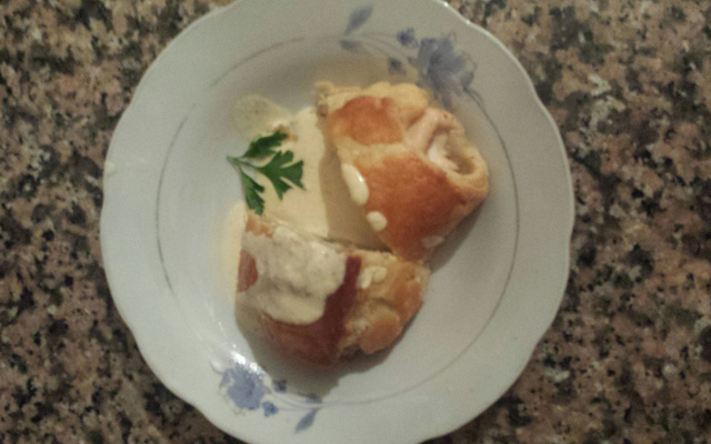 Blancs de poulet feuilletés farcis aux cèpes.