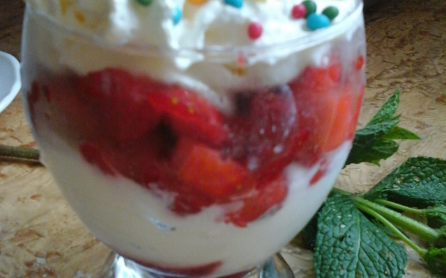 Mousse fraises bonbons sur coulis de framboises