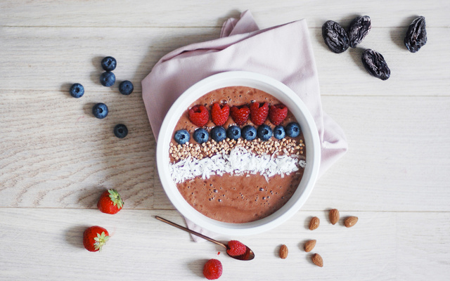 Smoothie bowl et jus de pruneau