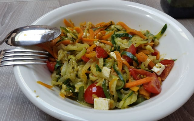 Zoodle ou Spaghettis de courgette au pesto et féta