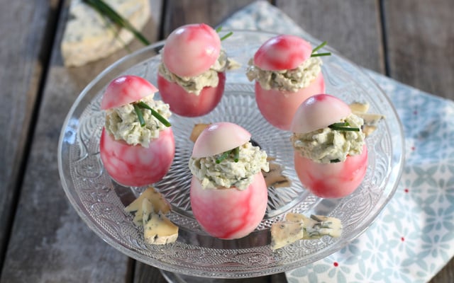 Œufs marbrés à la betterave, farcis de crème à la fourme d'Ambert