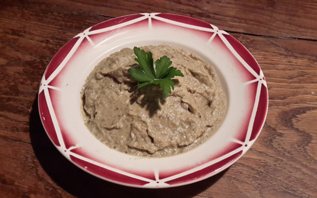 Caviar d'aubergine fumé à la moutarde forte