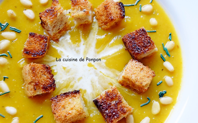Potage au butternut et carottes garni de croûtons, pignons et spiruline