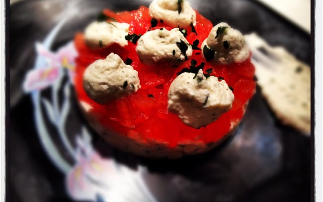 Tartare de tomate et sa mousse de chèvre frais