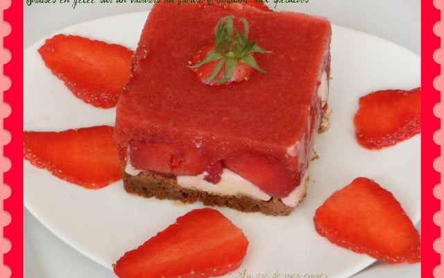 Fraises en gelée sur un bavarois au yaourt et croquant aux spéculoos
