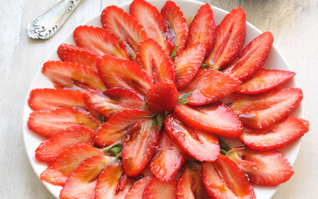 Carpaccio de fraises à la mélasse de grenade
