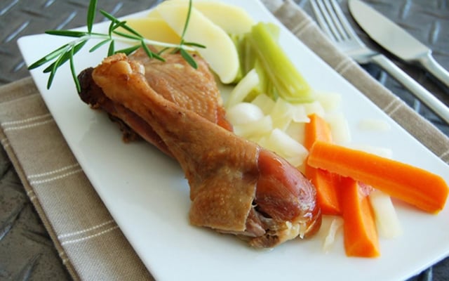 Cuisse de poule confite façon pot-au-feu