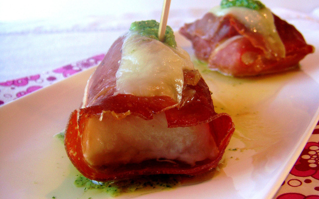Bouchées de poisson, prosciutto, et fontina et pesto roquette-noisettes