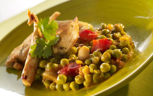 Poulet tendre aux épices citronnées et gourmandise de pois à la provençale