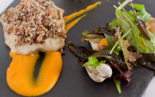 Bar en crumble de kasha et algues, coulis de potimarron et chou-fleur comme un risotto