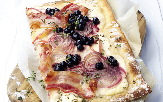Tarte flambée avec des myrtilles sauvages