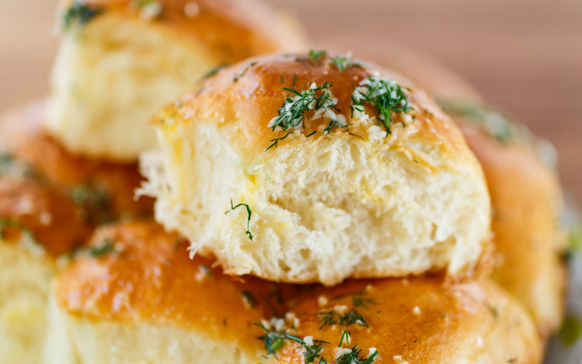 Pampushky sauce à l'ail et aneth