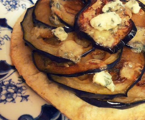 Tarte fine à l'origan, aux aubergines et au roquefort
