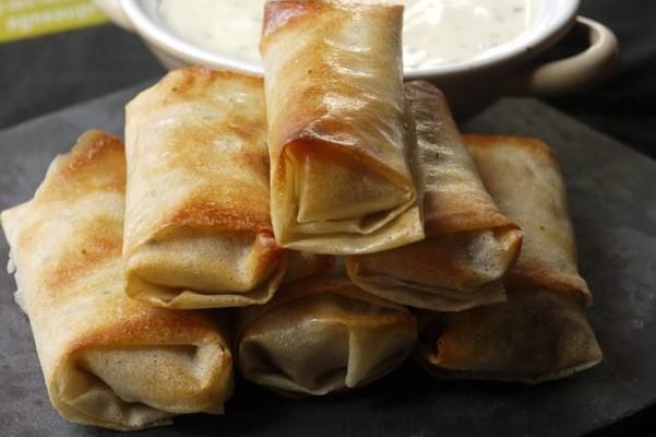 Croustillants d'agneau façon agneau de Pâques aux flageolets, ail et romarin, sauce moutardée