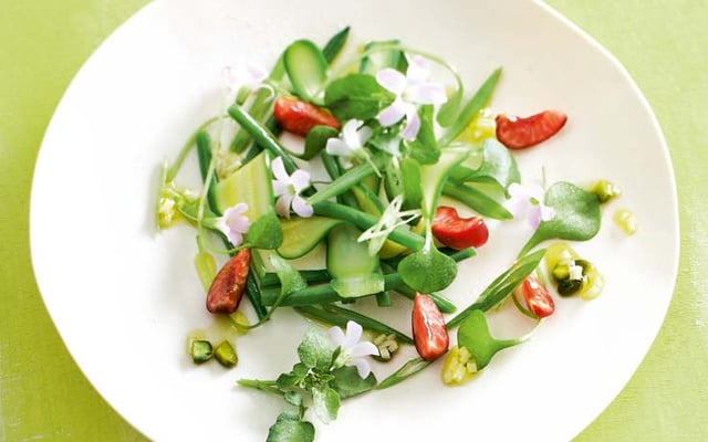 Salade de courgettes haricots cerises et sauce pistache
