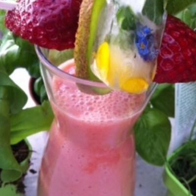 Smothie aux fraises et glaçons comestibles