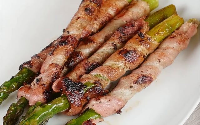 Asperges roulées au lard