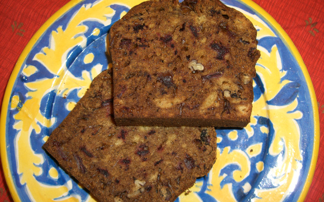 Cake aux dattes, noix et café