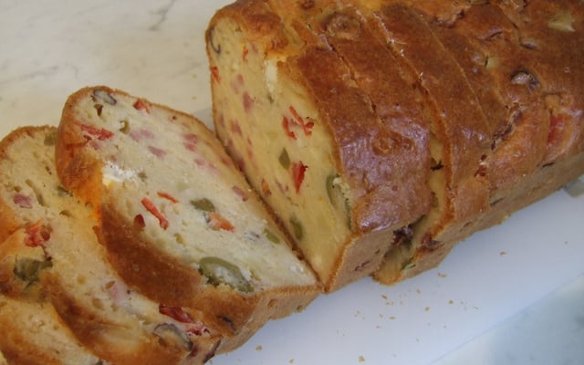 Cake aux olives, tomates séchées et bacon